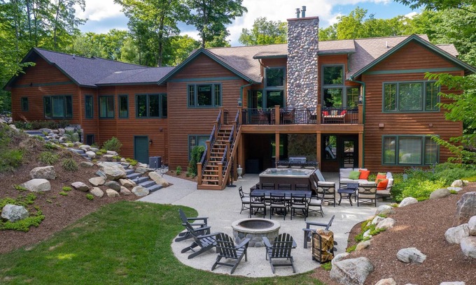 Harbor Springs Casa | Hermosa casa, 4 dormitorios, 4 baños - ski-in / ski-out, golf, caminata y más!