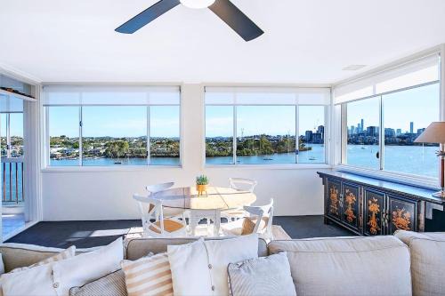 Hamilton Apartamento | The Hillside at Hamilton - A Fresh Riverfront Abode