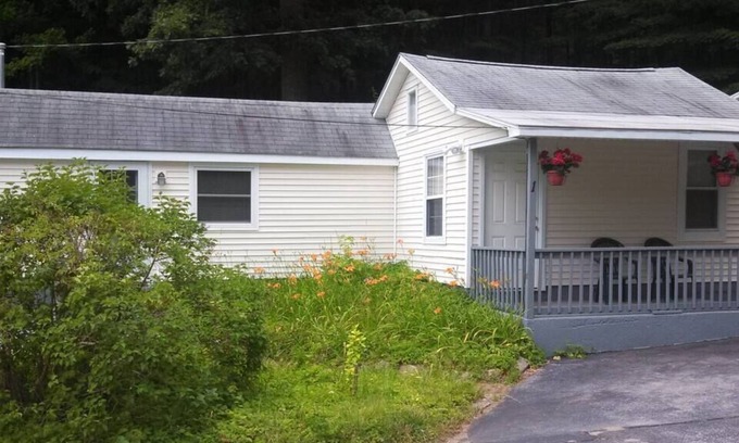 East Lyme Casa | The Hillside (Cottage 1)