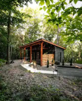 Logan Apartamento | The Hillside Retreat - Cozy container home with Hot tub and Fire pit