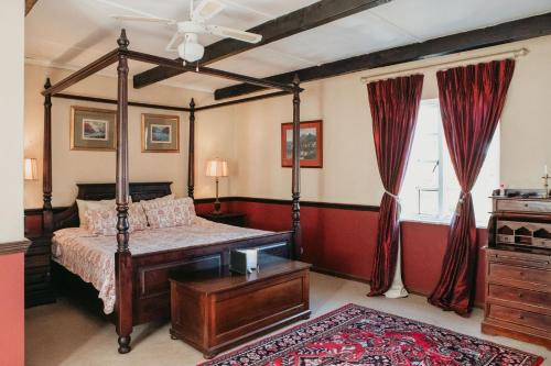 Bathurst Casa | The Historic Pig and Whistle Inn