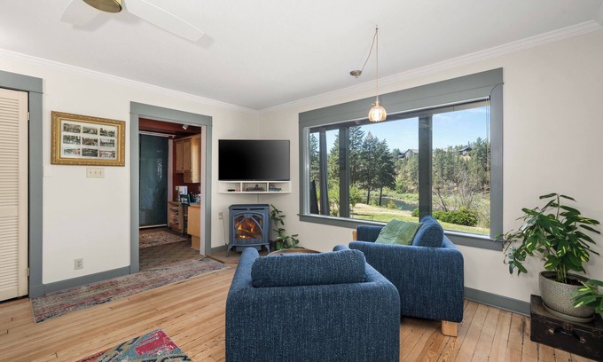 West Central Apartamento | The Historic River Lodge - Your Private Riverfront Suite