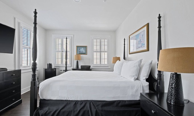 Faubourg Lafayette Casa | The Historic Streetcar Inn Deluxe Queen Room