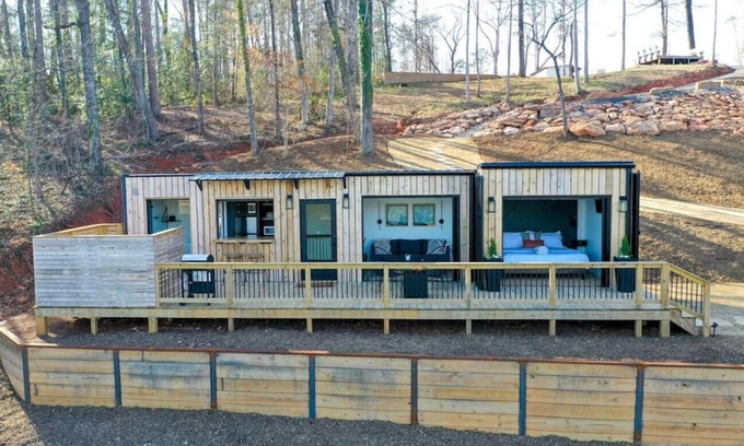 Greenville - Spartanburg Apartamento | The Hive · Luxe Shipping Container w/ King on Lakefront Farm