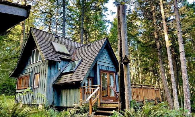 Galiano Cabina | The Hobbit House at the Heritage Forest