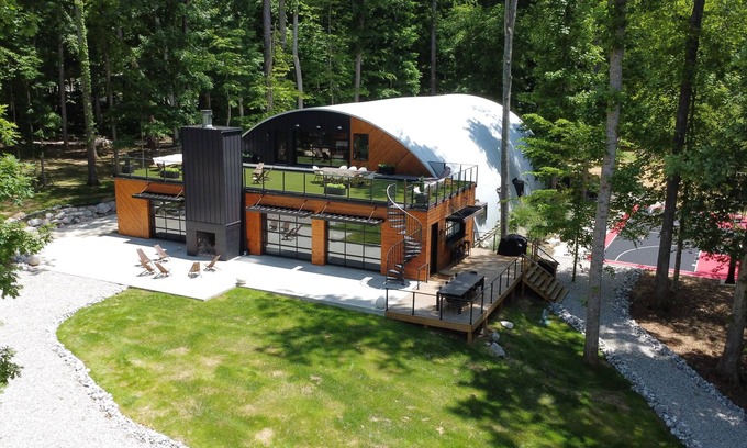 Byrdstown Casa | The Holiday Hutt at Dale Hollow Lake-Close to Sunset, Bball Court, Movie Theater