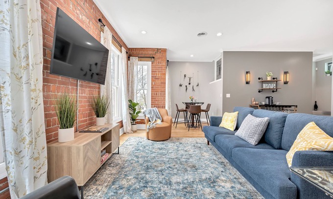 Holly Apartamento | The Holly Herald Downtown Battle Alley