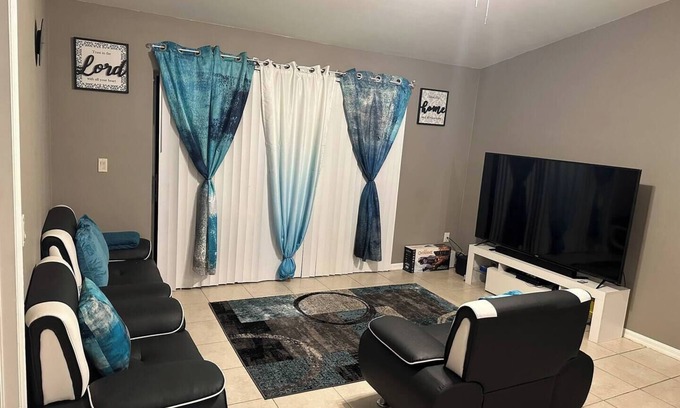 Westminister Apartamento | The Holly Residence: 3-bedroom apartment in lovely Lehigh Acres with WiFi, AC