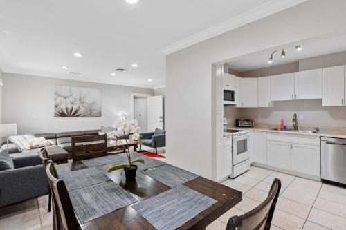 River Oaks Casa | The Home in The Oaks - By Avi