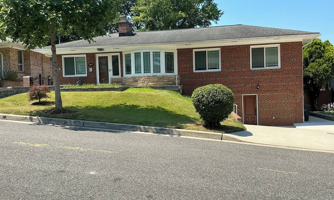Silver Spring Casa | The Home in Washington DC, 2 bedrooms, 4 beds, Free parking, kitchen & laundry.
