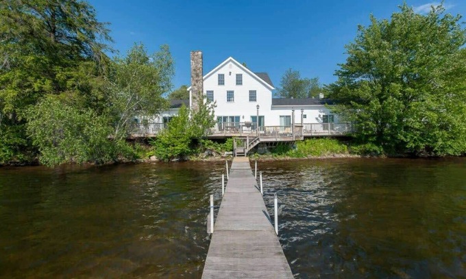 Kauneonga Lake Casa | The Homestead: Lakefront; Swim/Fish/Kayak—Sleeps28