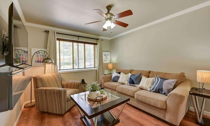 Nacogdoches Apartamento | The Homestead | Luxury-Cozy 2BR Apartments Near SFA & Historic Downtown Nacogdoc