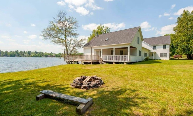 Kauneonga Lake Casa | The Homestead Main House: Lakefront Fun—Sleeps 22!
