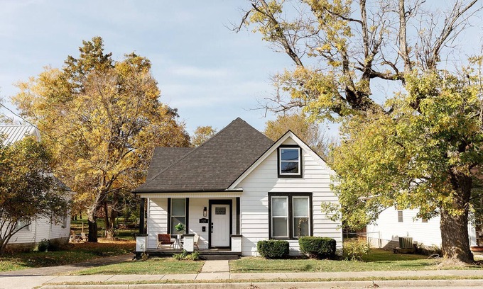 Lawrenceburg Casa | "The Homestead" UPSCALE STAY - Downtown with Yard