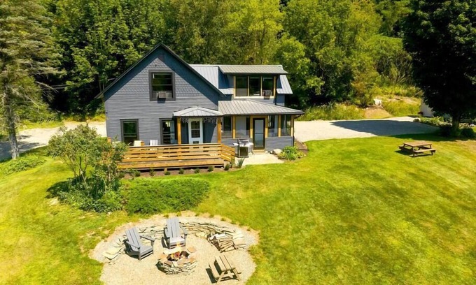 Johnson Casa | The Homestead - Walk to village, bring the pup!