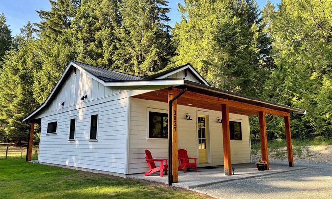 Shawnigan Lake Cabaña | The Honeybee Cottage