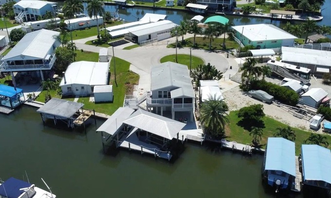 Saint James City Casa | The Hook Oar House - Waterfront Retreat with Private Boat Lifts - 2B/2B