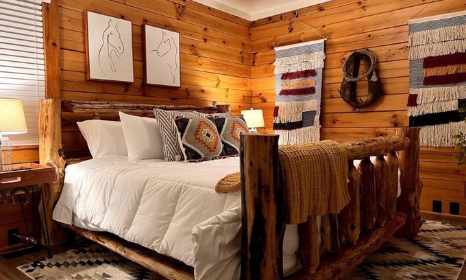Hot Springs Casa | The Horse Cabin at Natural State Cabins