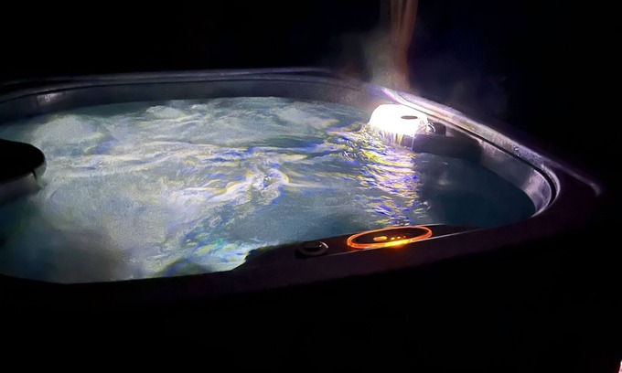 Winston - Salem Cabina | The Hot Tub Hideaway