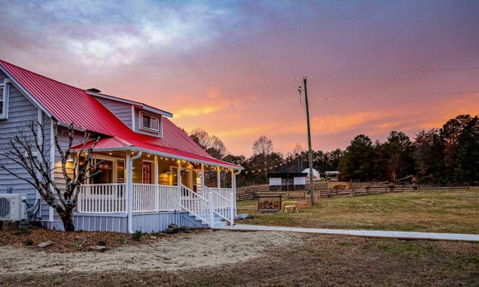 Salem Casa | The House at Jocassee Farm with animals & hot tub