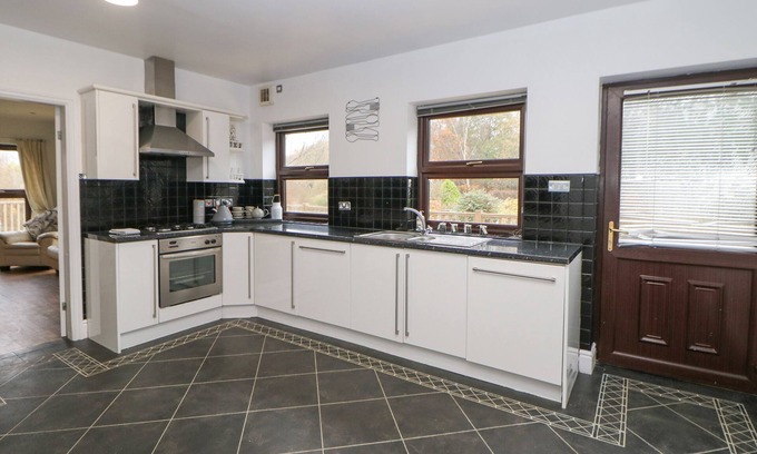 Eckington Casa | THE HOUSE AT THE SITWELL ARMS, pet friendly in Renishaw