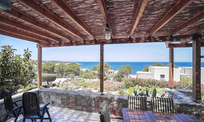 Marine de Saint Ambroggio Casa | LA CASA QUE BRILLA EN LOS RAYOS DEL SOL DE LA PUESTA