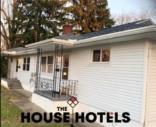 Cuyahoga Falls Casa | The House Hotels - Whole House Erie Street