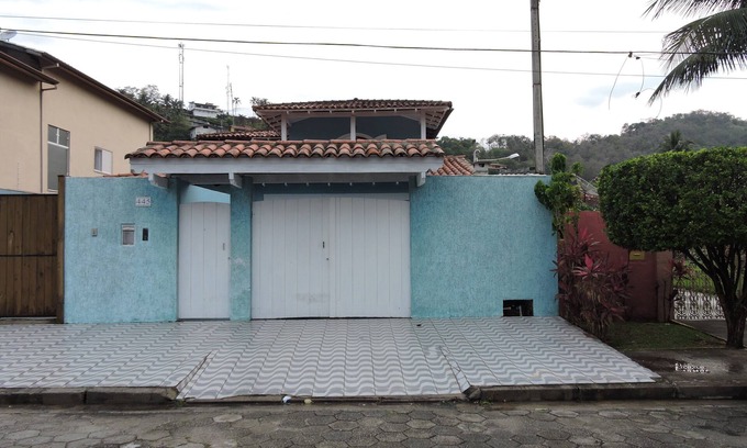 Barra Velha Casa | La casa está bien ubicada cerca de supermercados, restaurantes, hospitales.