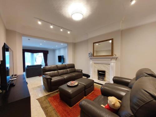 Ealing Common Apartamento | The house of Asha and Sunny