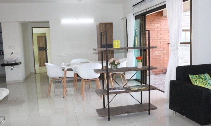 Ahmedabad Apartamento | La casa de confort, espacio y lujo.