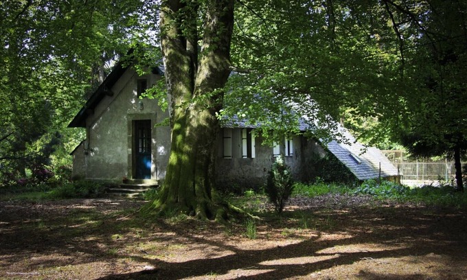 Saissac Casa | LA CASA DE LA GUARDIA / Mansión por el lago Lampy
