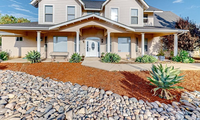 Alpine Casa | The House of Views | Spacious home in Alpine with mountain views and gas grill
