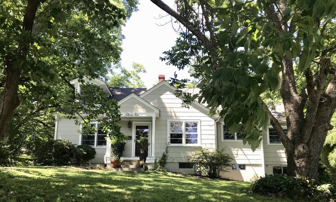 Hillsborough Casa | The House on the Hill! Well-kept Hillsborough home