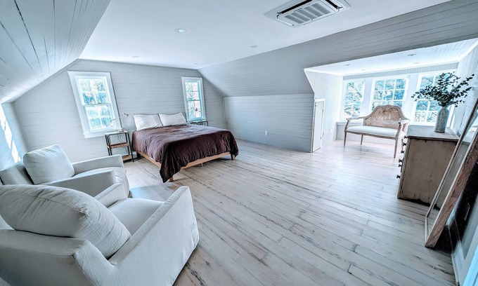 Croom Casa | The House on the Hill 1790's Farmhouse DC 35mins