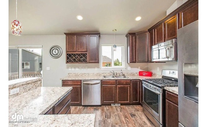 Northeast Anchorage Otro | The house w the Yellow door modern 3bd & fireplace