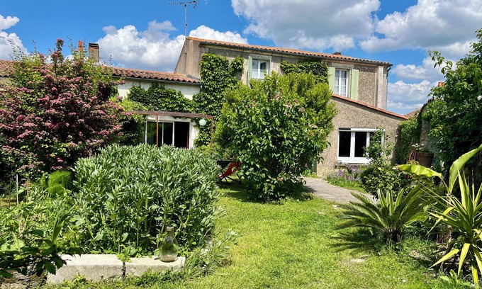 Angoulins Casa | The house with the secret garden
