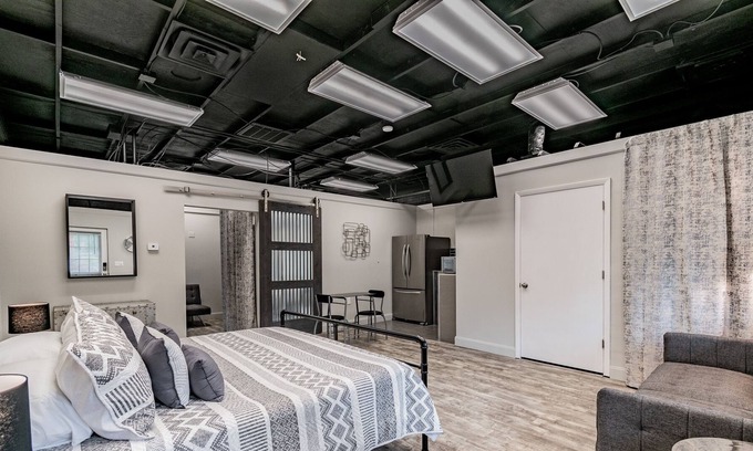 Dade City Casa | The Howard - Industrial Studio Loft - ¡Ubicación céntrica!