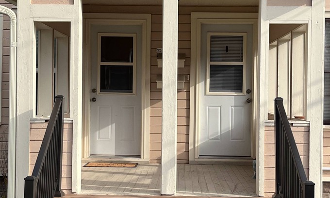 Eau Claire Casa | The Hudson Carriage Townhouse