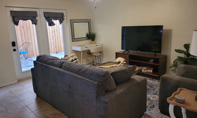 Ozona Casa | The Hummingbird- Stylish Retreat