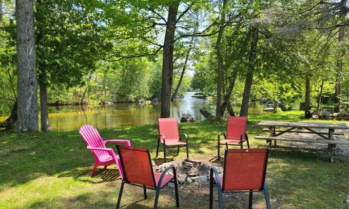Selwyn Casa | The Hunter - 3-Bedroom River-front Cottage