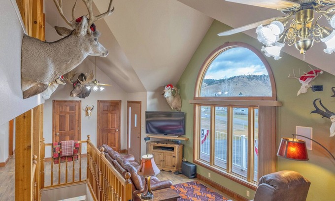 Helena Casa | The Hunter's Lodge on Hauser: The Perfect Getaway!