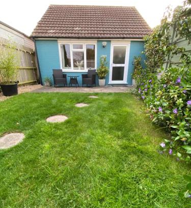 New Forest District Apartamento | The Hut- Private 1 Bed Guesthouse in Lymington Town Centre, garden & parking