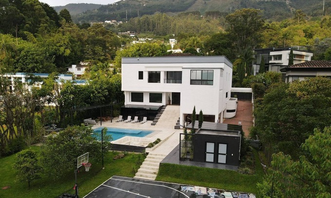 El Poblado Villa | The Hype House! ~ Paradise in Poblado