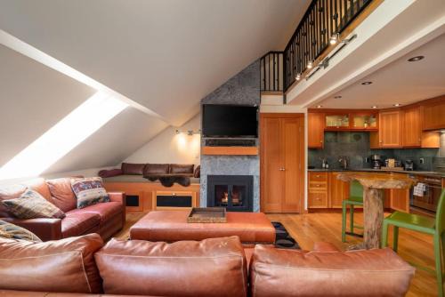 Whistler Village Apartamento | The Ikon Lofted Studio with King Bed and Patio