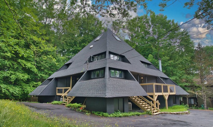 Hamlin Cabina | The infamous Pocono Pyramid Featured on HGTV Ugliest House In America!