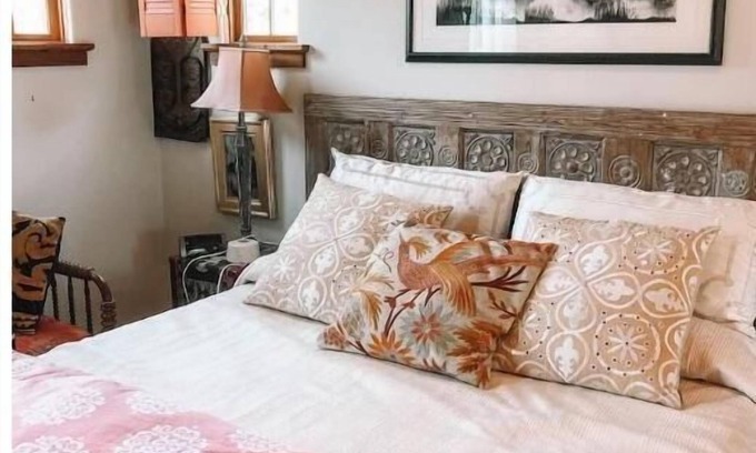Old West Austin Casa | The Inn at Jennifer's Gardens