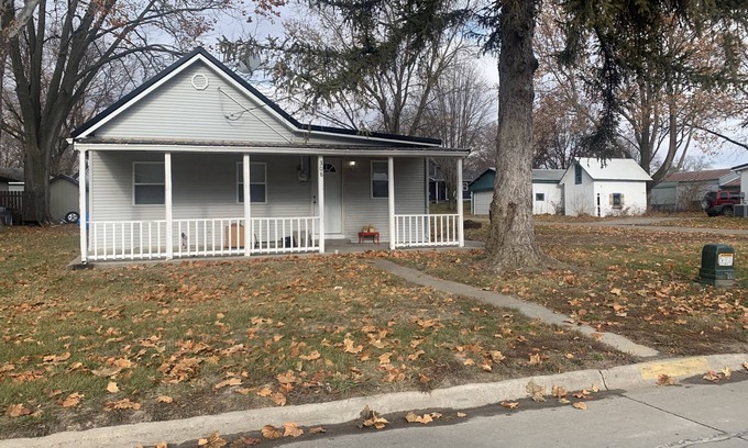 Wellman Casa | The Iowa Auntie’s 👩🏼‍🌾Quirky Little Shanty. Better than staying with family! 😉