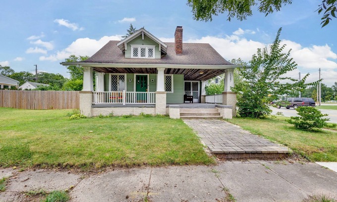 Harters Heights Casa | The Irish Rover<>Vintage 4BR Home Across St to ND