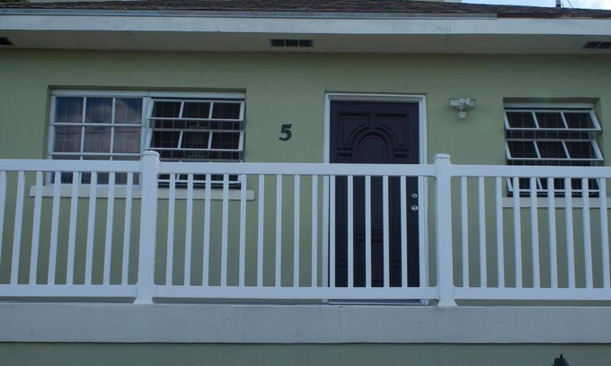 Nassau Apartamento | The Island Breeze (newly renovated 1-bedroom rent)al unit.