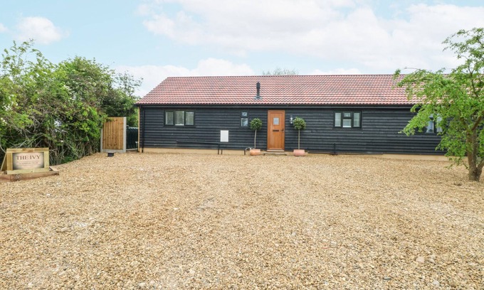 Happisburgh Cabaña | THE IVY, pet friendly, with hot tub in Happisburgh, East Anglia